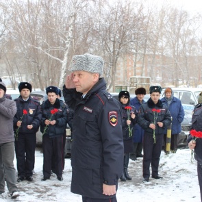 Ачинские полицейские и ветераны почтили память погибших при исполнении служебных обязанностей сотрудников органов внутренних дел