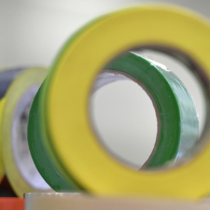 Украинская учительница заклеила второклассникам рты скотчем