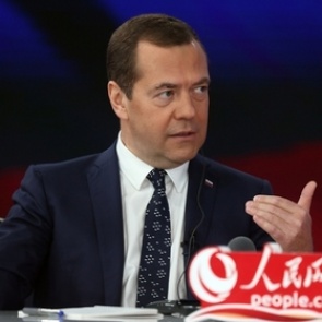 Медведев поручил застраховать пассажиров проблемных авиакомпаний