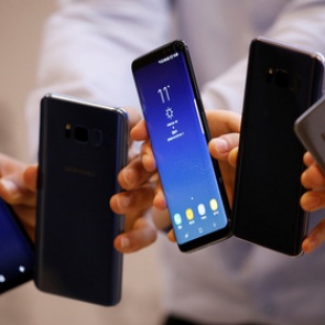 Названы лучшие смартфоны 2017 года