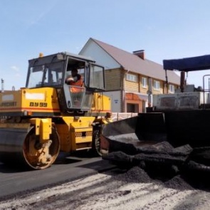 Чиновники на 2100 рублей планируют рост зарплат рабочих в дорожных госкомпаниях в 2018 году