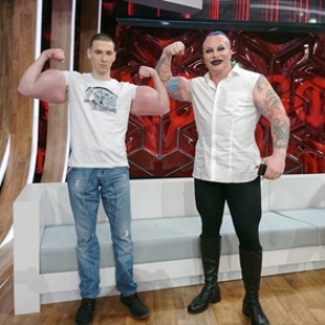 К Малахову пришли обладатель рук-базук и женщина с гигантским бюстом