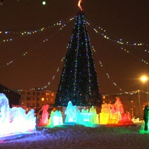 Более десяти новогодних елок украсят город к праздникам