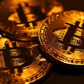 Курс биткоина превысил 12 тысяч долларов