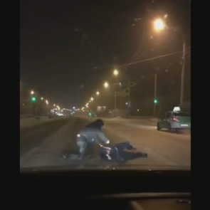 В Красноярске мужчину жестоко избили и бросили на обочине