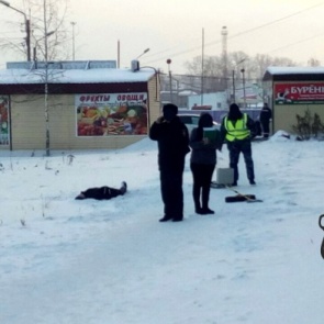 В Ачинске под окнами дома нашли тело застреленного мужчины