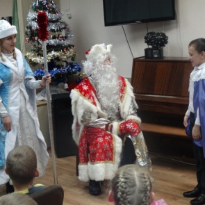 Полицейский дед мороз в Ачинске побывал в гостях у воспитанников детского дома