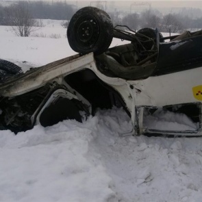 В Канске таксист выехал на переезд и попал в больницу после столкновения с товарняком