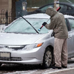 Надо ли поднимать «дворники» зимой?