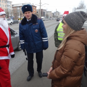 Госавтоинспекторы и общественники в Ачинске присоединились к Всероссийской акции «Полицейский Дед Мороз»