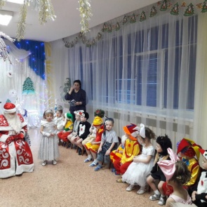 В Ачинске Дед Мороз в погонах поздравил юных воспитанников детского дома «Солнышко»