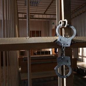 В Ачинске полицейские и сотрудники Росгварии по горячим следам раскрыли разбойное нападение на павильон