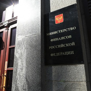 Чиновников решили стимулировать премиями и угрозой безработицы