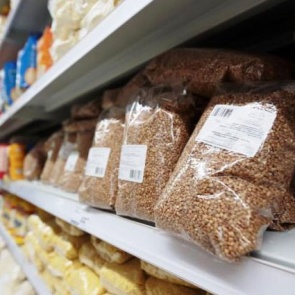Гречку, сахар, мясо кур дешевле покупать в Ачинске