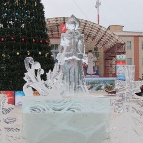 Елка и ледовый городок на площади Дворца культуры будут радовать горожан весь январь