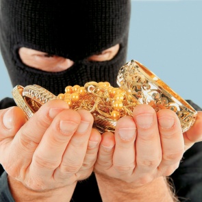 В Ачинске следователи направили в суд дело по факту кражи ювелирных изделий на 50 тысяч рублей