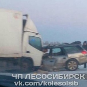 На трассе до Енисейска в лобовом столкновении с грузовиком погиб мужчина