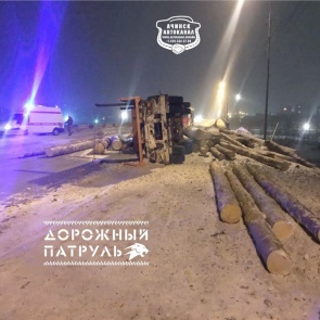 Перевернувшийся грузовик с бревнами перекрыл въезд в Ачинск