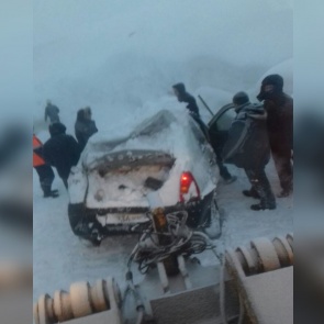 В Норильске снегом завалило фабрику и искорежило машины