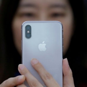 Apple вдвое сократит производство iPhone X