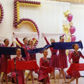 Заместитель начальника МО МВД России «Ачинский» Сергей Макаревич поздравил школу №18 с 25-летним юбилеем