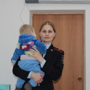 Нерадивая мать бросила беспомощных малышей в опасном запертом доме