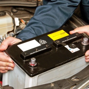 В Ачинске полицейские задержали подозреваемых в серии краж автомобильных аккумуляторов