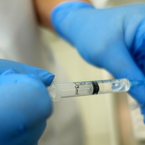 Мужчина прикинулся доктором и заразил ВИЧ десятки пациентов