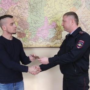 В Ачинске первый иностранец, получивший российское гражданство, принял Присягу гражданина РФ