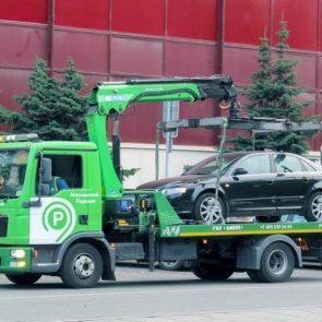 Вашу машину эвакуируют! ЛДПР требует предупреждать водителей эсэмэсками
