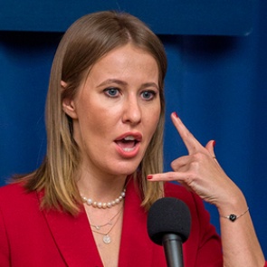 Собчак потребовала признать незаконной регистрацию Путина на выборах