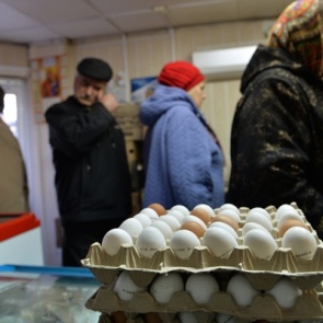 Названы сроки введения продуктовых карточек в России