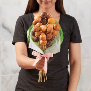 Названы самые популярные подарки женщин к 23 февраля и зарплаты их мужчин