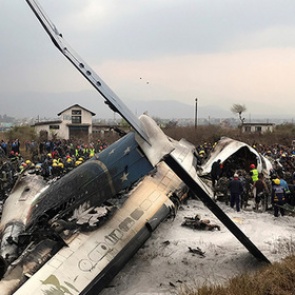 На месте крушения пассажирского самолета нашли выживших