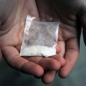 В Ачинске полицейские при проверке сообщения граждан пресекли незаконный оборот наркотиков