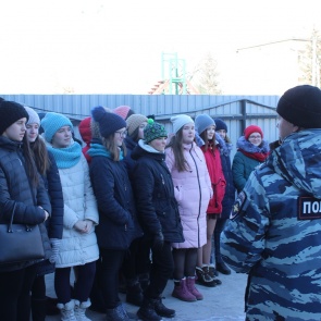 В Ачинске воспитанницы Мариинской женской гимназии посетили кинологическую службу полиции