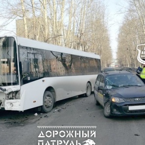 В Ачинске в ДТП столкнулся пассажирский автобус и такси