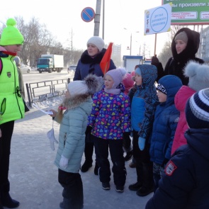 Госавтоинспекторы и юные ачинцы провели масштабную акцию «Притормози»