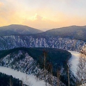 Женщина сорвалась со скалы в районе Манской петли