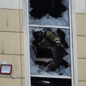 Тела двух погибших при пожаре в Кемерове нашли в лифте
