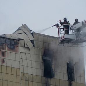 Здание ТЦ в Кемерове снова задымилось