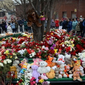 Путин прибыл в Кемерово и возложил цветы на месте пожара