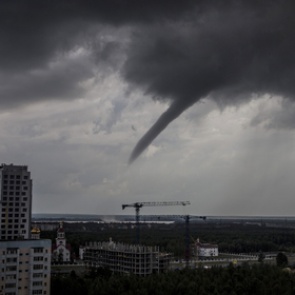 Россиянам предрекли ураганы и град