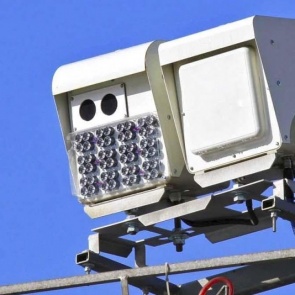 Дорожная камера рядом с временным знаком. Это законно?