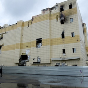 Вину за гибель людей в кинозале «Зимней вишни» возложили на пожарного