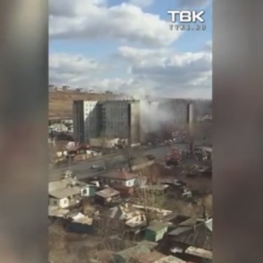На улице Калинина в Красноярске выгорела комната в общежитии: пожарные вывели из здания пять человек