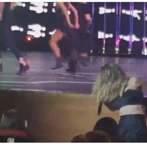 Вера Брежнева рухнула под сценой во время концерта