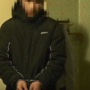 Бил на глазах жены, а она молчала: видео допроса изверга, избившего 4-летнюю малышку