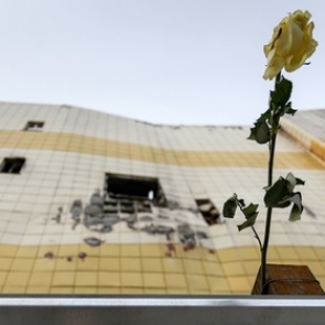 Вызов о пожаре в «Зимней вишне» поступил из дома напротив