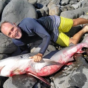 Австралиец от испуга напал на акулу и уволок ее на берег